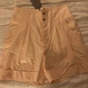  - Jättefina shorts helt nya. Höga i midjan. Prislappen finns kvar. 