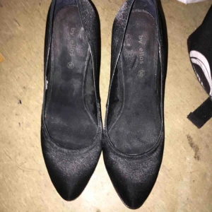  - Super söta svarta klackar, jag fick de av en vän som har köpt de men ej använd de, men de passade inte mig. Köparen står för frakten 