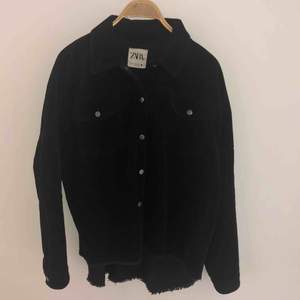 SÅ fin, svart jacka/overshirt i manchester från Zara. Använd ett fåtal gånger. 🌟