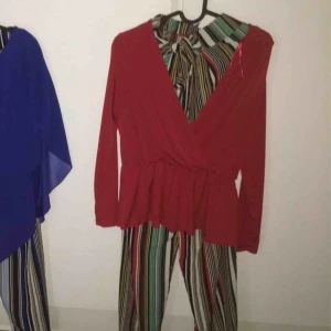  - Super Finna kläder när man ska ut de är också sköna att ha på sig, varje par innehåller par byxor, tröja och smycke alla tre för 250 st, och det finns tre olika färger och modeller men den röda har ingen smycke. Köparen står för frakt.