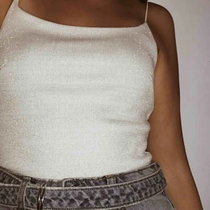  - Vit body med skimmer från bikbok. Frakt på 50kr tillkommer 