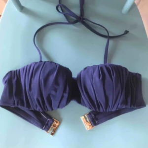  - Helt oanvänd bikiniöverdel från H&M. Avtagbara band. Lite mörkare i färgen i verkligheten. Superfin bikini men säljer för att den var för liten på mig! Köparen står för frakt