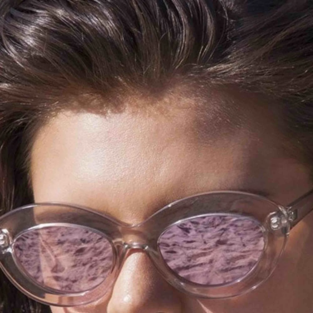 Le Specs fluxus transparent glasögon! De perfekta solglasögonen som passar till alla outfits☀️ köparen står för frakt! . Accessoarer.