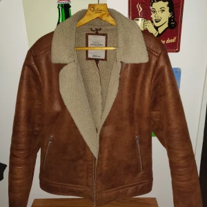 Jack and Jones Päls jacka  - Päls jacka från Jack & Jones i äkta skinn. Tar Swish 😊 endast använd i ungefär 1 år, inga skador.