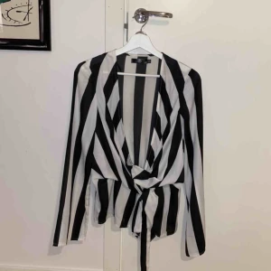  - Top från Missguided. Använd 1-2 gånger så i fint skick. Ser ut som att man knyter i midjan men så är ej fallet!  Frakt: 63 kr. 