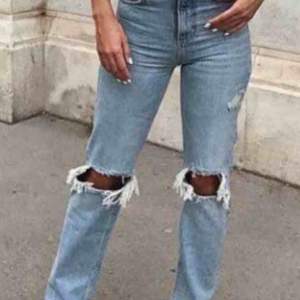 INTRESSEKOLL!! På dessa extremt populära och slutsålda jeans!! Säljer då dom tyvärr var försmå för mig(därav inga bra bilder på)!! Jag är en 34/36 vanligtvis och skulle säga att dessa passar en 34/XS!! Kom med bud,säljer endast vid bra bud!! LB:700kr