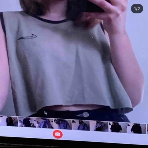  - Detta croppade linnet från Nike