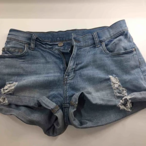  - Shorts från Monki storlek 36 i nytt skick.