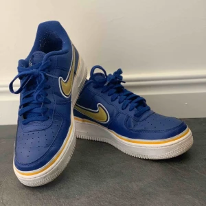  - Ett par Nike air force 1. Använda fåtal gånger, ordninarie pris 900kr. Frakten ingår i priset🤩