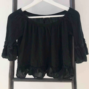  - Perfekt blus som är fin till så många tillfällen. Köpt från märket TESSIE och är i fint skick. 💛