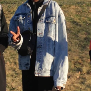  - Den perfekta jeansjackan🦋💘passar perfekt nu till våren! Den är lite oversized så den är perfekt att ha över en hoodie eller en stickad tröja🥰