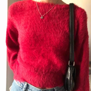  - Vi säljer den här suuuupermysiga tröjan ifrån Bik Bok. Den är i mycket bra skick men tyvärr tar inte kameran upp den exakta färgen, den är i verkligheten lite mer vinröd/rosa. 