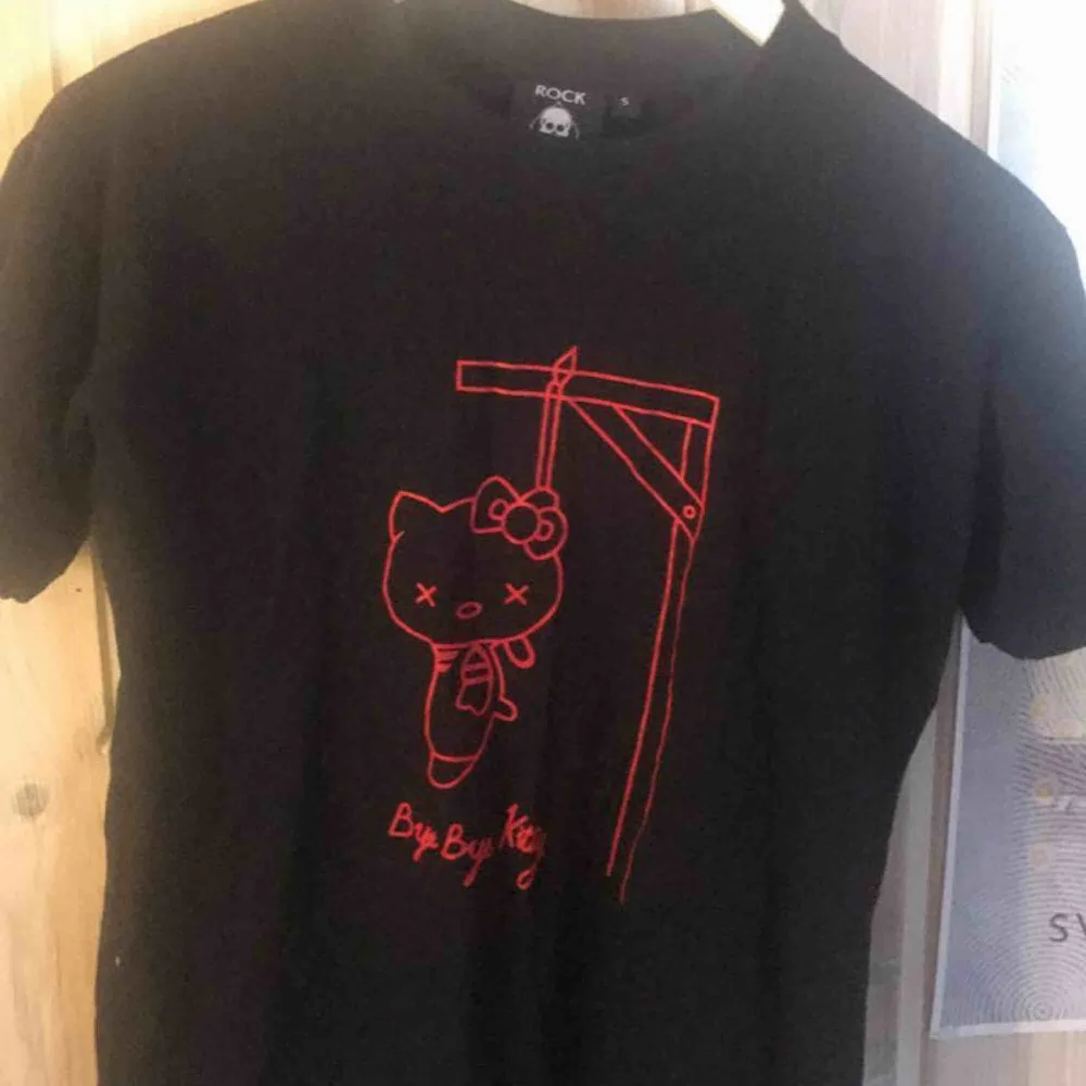 as ball t-shirt med kitty tryck bud på denna just nu och är uppe i 100kr. T-shirts.