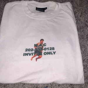  - Säljer min hov1 merch M.A.C släppet. Haft ett år men använd bara en gång. Tröjan är som ny. Frakt tillkommer💞