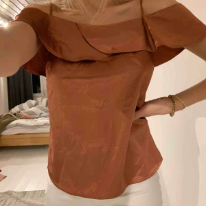  - Ett somrigt champagnefärgat linne från guess! Endast använd 1 gång💕 frakt tillkommer