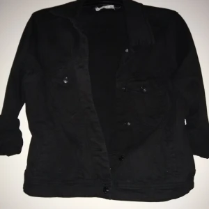 Kort kavaj , som ny  - Som ny, använd ett fåtal gånger, storlek L/XL .svart. Hämtas eller skickas