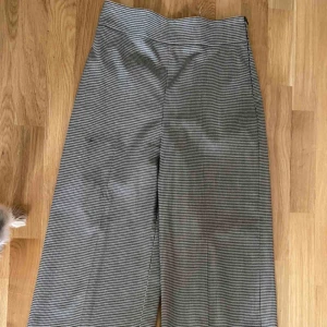  - Byxor från Zara i storlek 38. Midjehöga och till ankeln.   Bra skick!   Nypris: 399kr Nu: 200kr 