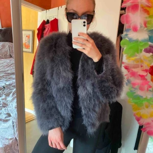  - Äkta grå strutspälsjacka. Fint skick! Säljes pga flytt. 