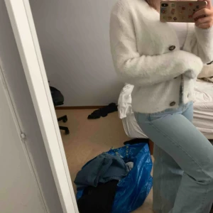  - Vit fluffig kofta med knappar från hm, ganska stor passform men super mysig. 