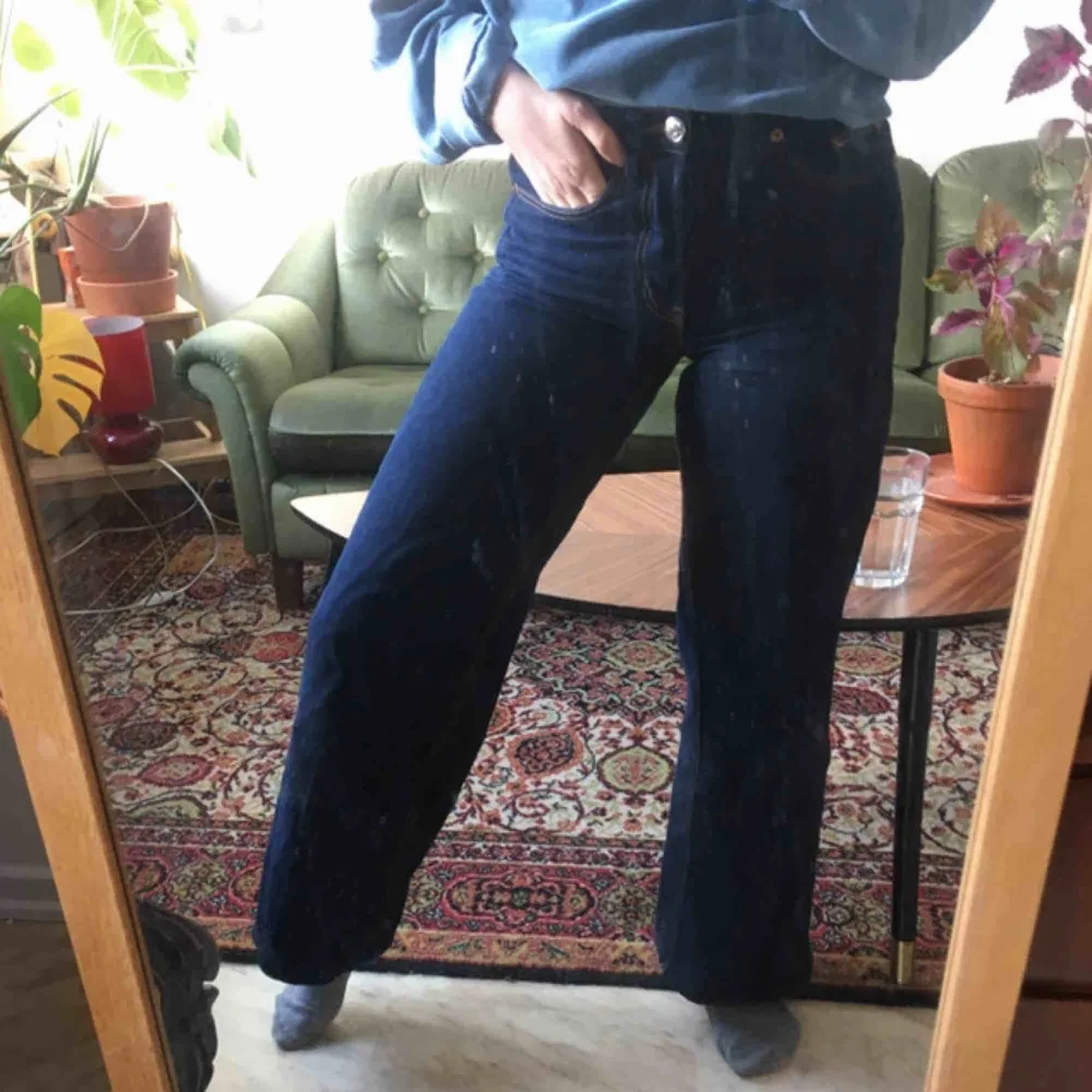 Utsvängda snygga, mörkblå monkijeans! Sparsamt använda pga för små. Passar som ankellånga för långisar eller hellånga för kortisar. Kan mötas i Malmö eller Gbg, annars tillkommer frakt på 50 kr.. Jeans & Byxor.