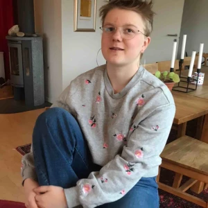  - Vårig tjocktröja, aningens croppad. Köpt på h&m förra året och använt ca fem gånger. Jättemysig!