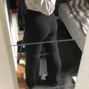  - Mina favvobyxor, svarta raka kostymbyxor från Nelly!! Sitter så bra, säljer då jag har två likadana i olika storlekar💞sömmen har vikts upp lite längst ner på benen 