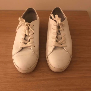  - Tiger of Sweden sneakers. Använda men i bra skick. Nypris 1199kr. 