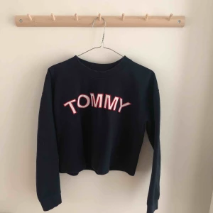  - Sweatshirt Tommy Hilfiger. Lite kortare i midja. 