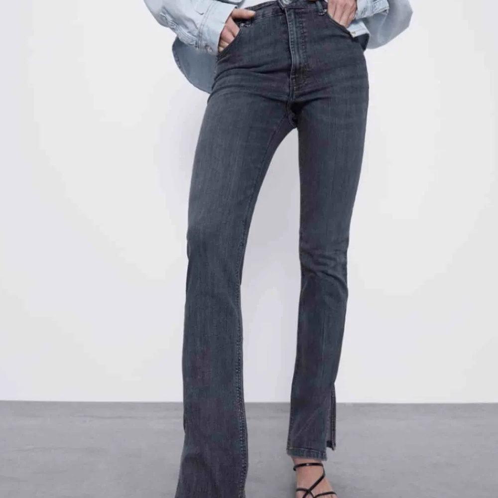 Populära, slutsålda jeans från Zara! (De till vänster) Passar mig som har 36, ändats använda en gång☺️ bilden är lånad . Jeans & Byxor.
