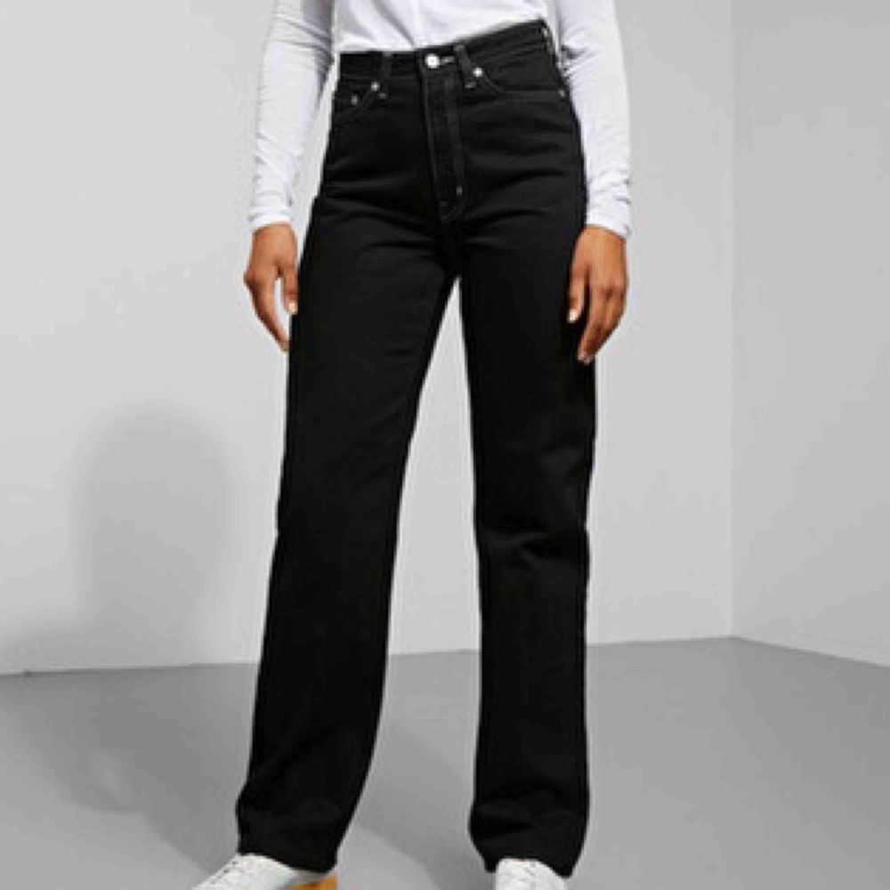 Svarta jeans med vit söm i modellen Rowe från Weekday, storlek 29/30. Köpte dessa på Plick men de var för stora för mig och kommer därför inte till användning. Frakt ingår inte i priset. Skriv till mig om du är intresserad! :) . Jeans & Byxor.