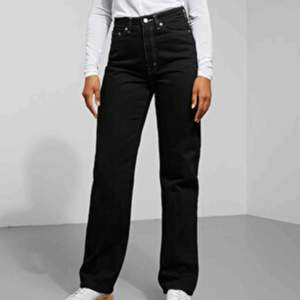 Svarta jeans med vit söm i modellen Rowe från Weekday, storlek 29/30. Köpte dessa på Plick men de var för stora för mig och kommer därför inte till användning. Frakt ingår inte i priset. Skriv till mig om du är intresserad! :) 
