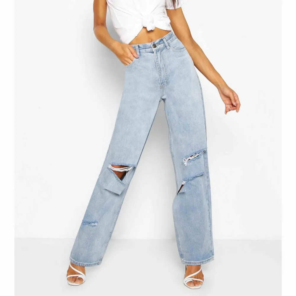 Säljer dessa helt oanvända jeansen från boohoo i storlek 38. Lappar och taggar finns kvar Ordinarie pris är 270kr exklusive frakten . Jeans & Byxor.