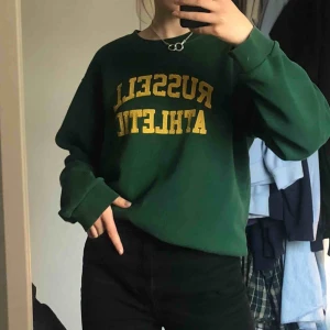  - Grön sweatshirt med tryck💗💗  Skriv till mig om du är intresserad!