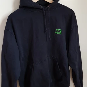 Mörkblå snakemerch från hov1 - En mörkblå hov1 merch, hoodie. Släpptes i början av oktober 2018. En krona finns på ärmen. Använd men bra skick. Säljer då jag inte lyssnar på de längre. Köpt för 600. Jag står för frakten. Strl M. Passar både större och mindre beroende på önskad passform
