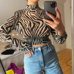  - Super snygg festtopp! Något genomskinlig, så superfint med en bralette under. Frakt ingår. 