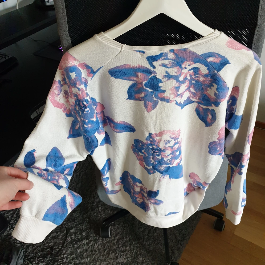Blommig tröja  - 90