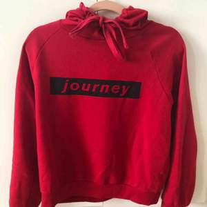 Röd hoodie från h&m med texten ”JOURNEY” på framsidan💕 Använd ett par gånger men i väldigt bra skicka och väldigt mysig! Alla plagg tvättas innan de fraktas och köparen står för frakten🥰