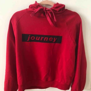  - Röd hoodie från h&m med texten ”JOURNEY” på framsidan💕 Använd ett par gånger men i väldigt bra skicka och väldigt mysig! Alla plagg tvättas innan de fraktas och köparen står för frakten🥰