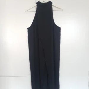 Fest top, omlott med "släp" - Kul top till fest! Den är öppen från bröstbenet ungefär, så det blir som ett släp ungefär. Snygg med höga jeans! Från Bik Bok, str. M. Finns i stockholm, köpare betalar frakt om det behövs. 