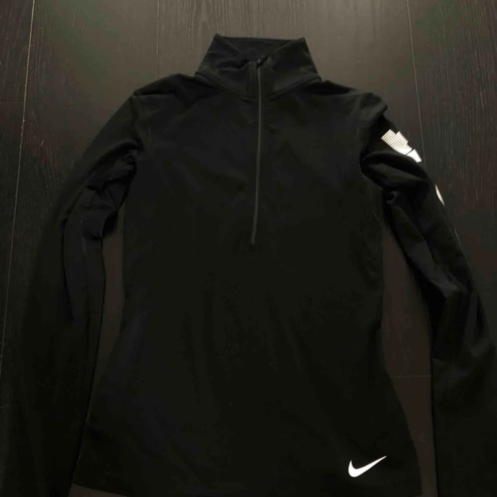 Jättefin helt oanvänd långärmad träningströja från Nike. . Hoodies.