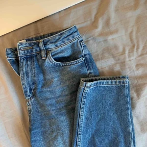  - Snygga lite mörkare blå mom jeans.