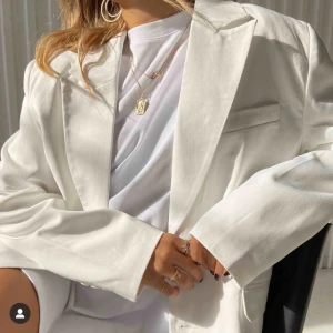  - världensfinaste vita kavaj från hanna schönberg x nakd, säljes enbart eftersom jag hade önskat att den var lite mer oversized på mig, säljes till högst budande 🤍