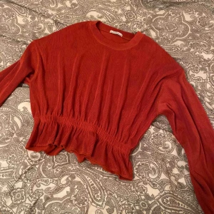  - Roströd topp från Zara, lite ribbad i tyget med ”volang” nedtill och vid ärmarna. Använd 1 gång. Nypris 299kr Köparen står för fraktkostnaden 