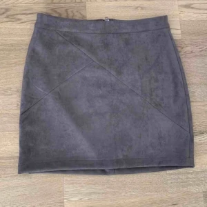  - Aldrig använd mocka kjol, liten i storleken 