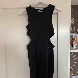  - Klänning från zara, jag är 1.70 och den kmr lite över knäna, med bar midja använd fåtal gånger