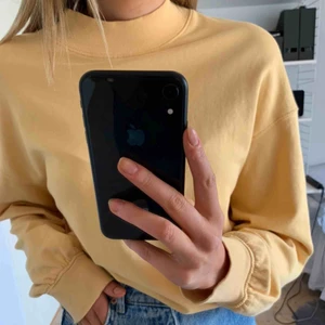  - Gul tunn sweatshirt från weekday. Sååå himla skön! Säljer pga att den ej kommer till användning. Väldigt fint skick. Köpare står för frakt.