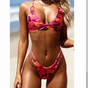  - Jättefin bikini från PrettyLittleThing. Aldrig använd pga för liten. Alla lappar sitter kvar. Köpt för 270 kronor. Frakt:42kr