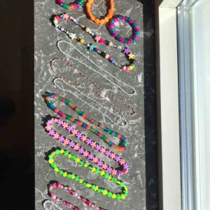  - Egengjorda och köpta pärlhalsband. Ursnygga tillsammans med andra kedjor. Priset kan variera från smycke till smycke. Skriv för närmare info eller bilder! Frakt kan tillkomma.