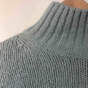  - Mintgrön stickad tröja från hm. Fint skick. Köparen står för frakt