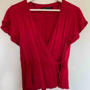  - Superfin röd omlottblus i satin. Inköpt på Zara i storlek L. Skickas spårbart och fraktkostnad på 63kr tillkommer 💝